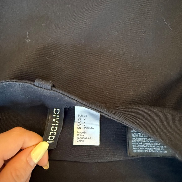 H&M black mini skirt - Picture 3 of 3